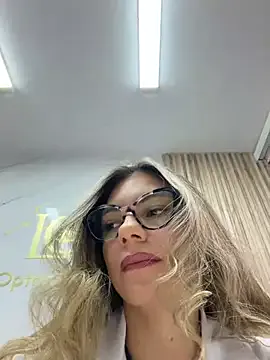 Enticing Alicee16 gets bare naked and squirt while being checked out alicee16 from StripChat